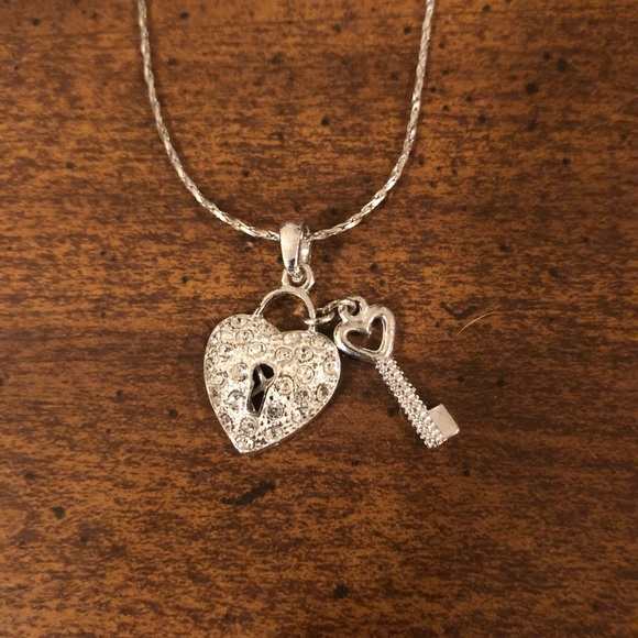 Cute “key to my heart” necklace - Picture 2 of 2